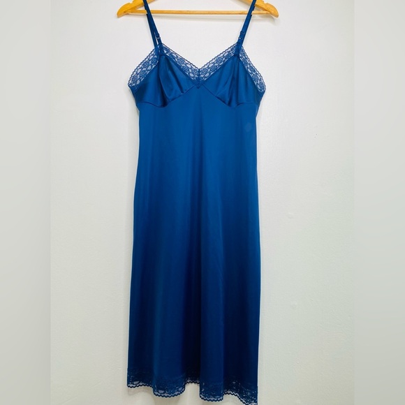 Vanity fair Vintage Nylon and Lace Full Slip Midi Navy Blue Size M Pin up Retro - Picture 1 of 9